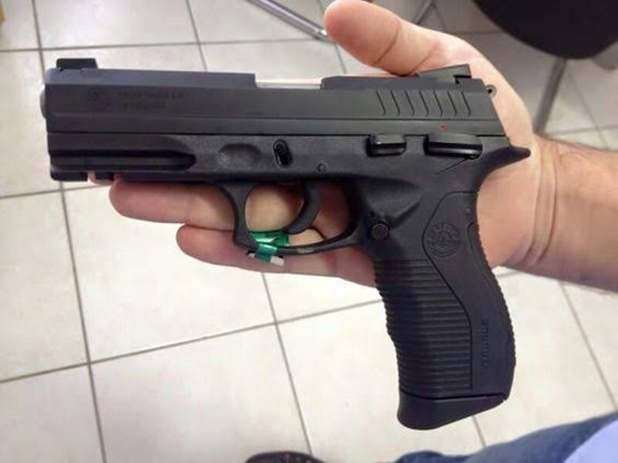 FLAGRADO: Equipe da PM prende homem que tentou esconder pistola ao ver viatura 