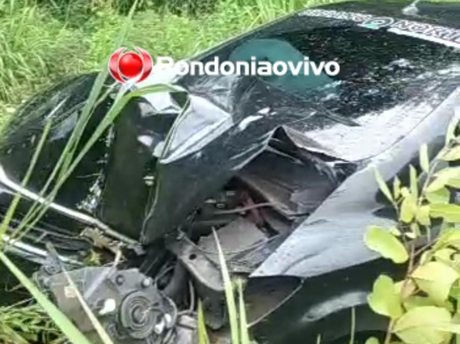 VÍDEO: Carro de motorista de aplicativo sai da pista e colide contra poste no Centro