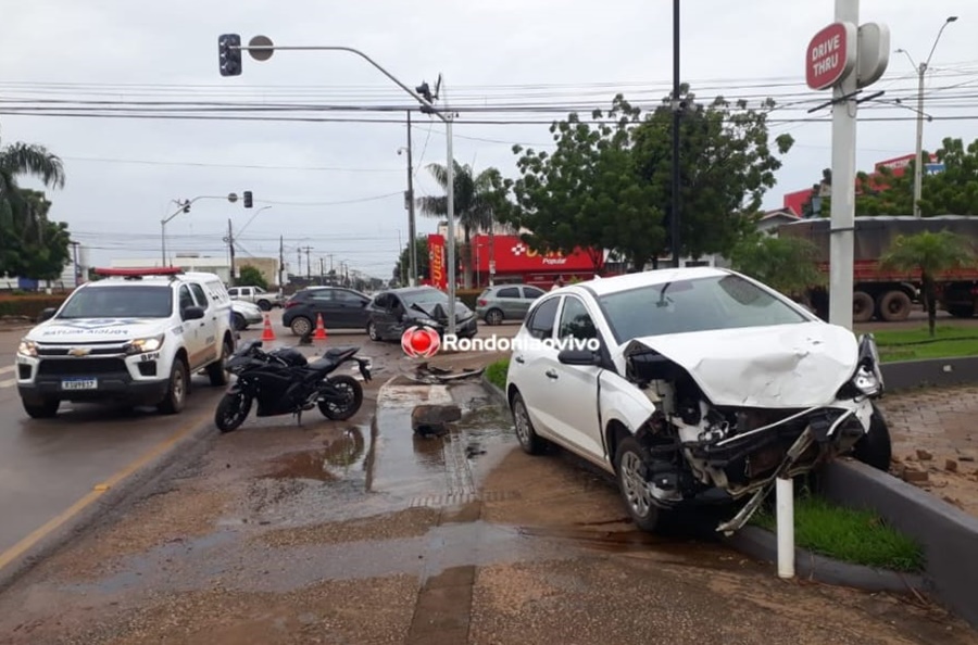 ACIDENTE: Carros batem na Av. Jorge Teixeira e atingem calçada do Bob's