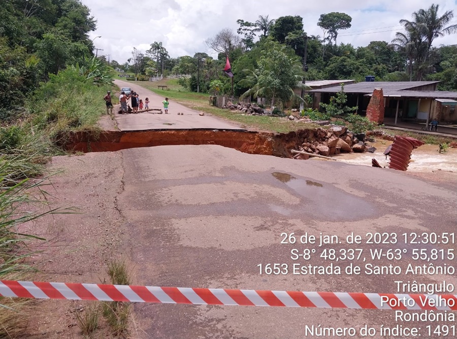 VÍDEO: Asfalto da estrada do Santo Antônio desaba após fortes chuvas