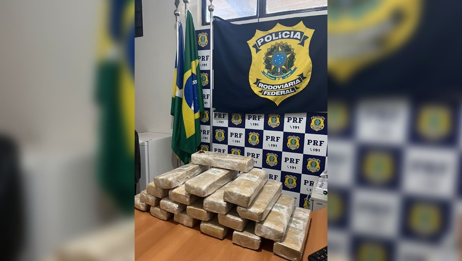 TRÁFICO: Passageiro de ônibus é preso pela PRF com 23 quilos de maconha