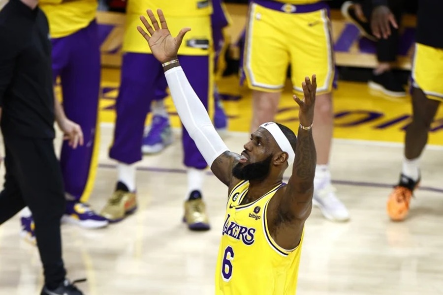 NBA: LeBron James quebra recorde na NBA e famosos parabenizam o jogador