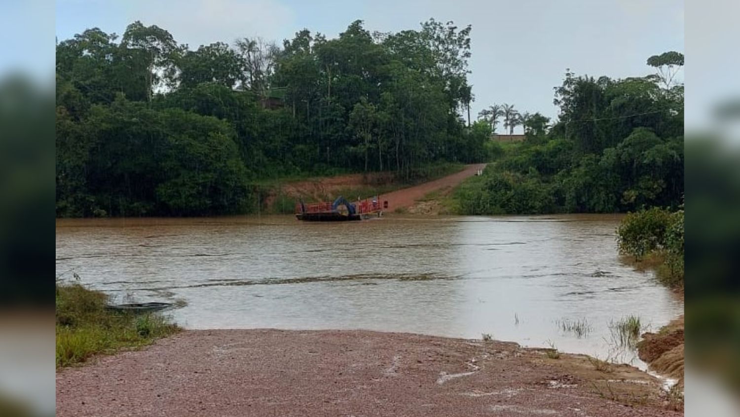 PROBLEMAS: Balsa do Rio Candeias/Tapaji está parada há quase dois meses 