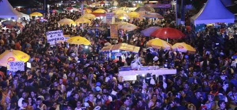 CARNAVAL: Mulher é espancada pelo marido em desfile de bloco no Centro 