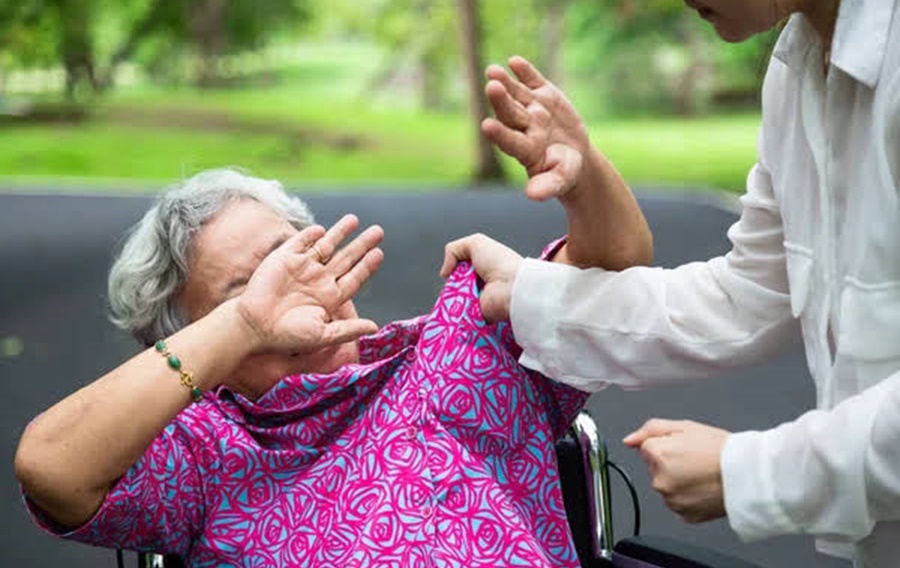 SOCOS NO NARIZ: Mulher de 60 anos é surrada na frente de loja ao cobrar dívida do ex