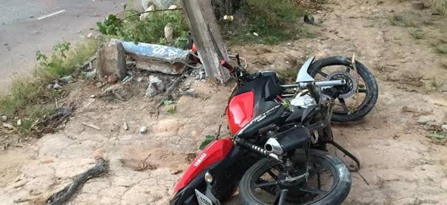 EMBRIAGADA: Mulher é presa após perder controle de moto e bater contra poste