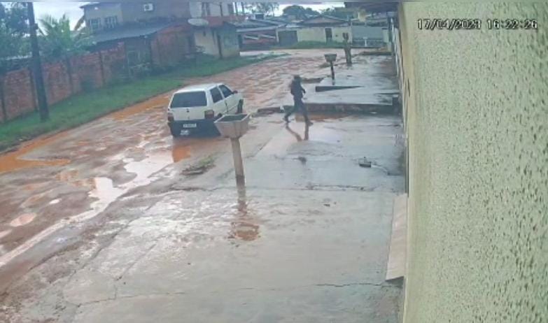 ASSISTA O VÍDEO: Ladrões do Uno branco são flagrados durante furto em residência 