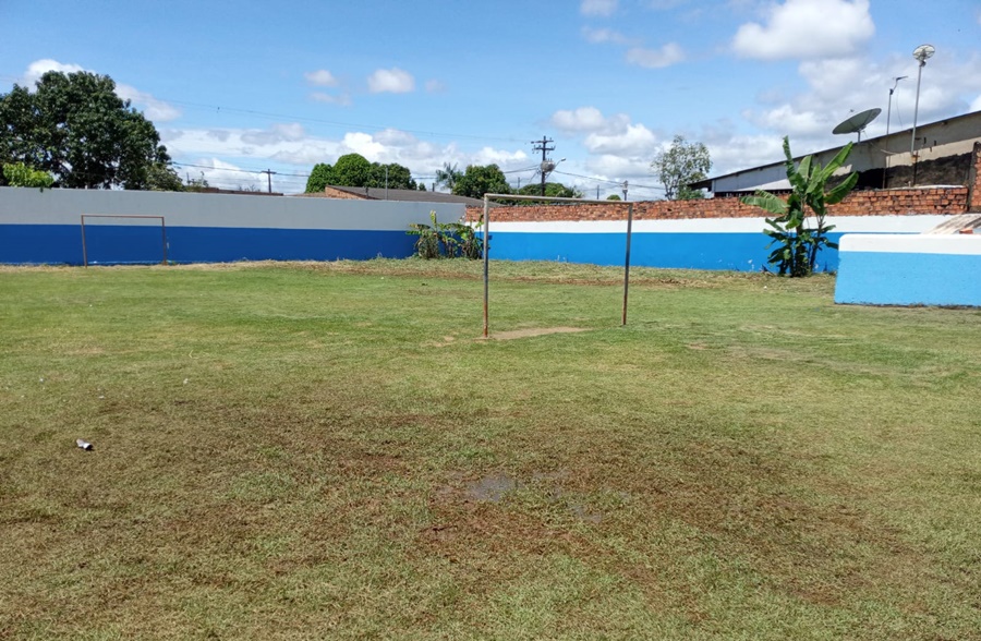 JOEL DA ENFERMAGEM: Vereador financia limpeza de escola municipal com dinheiro do próprio bolso