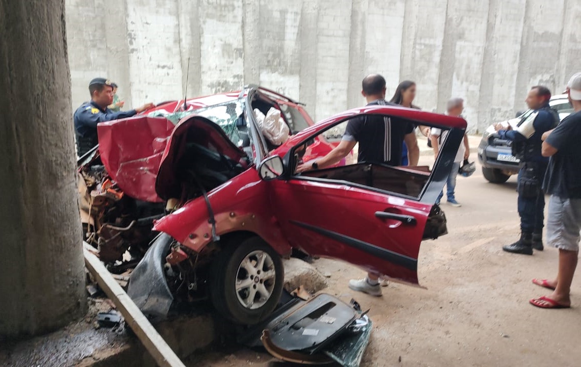 URGENTE: Strada colide contra viaduto e deixa quatro presos nas ferragens