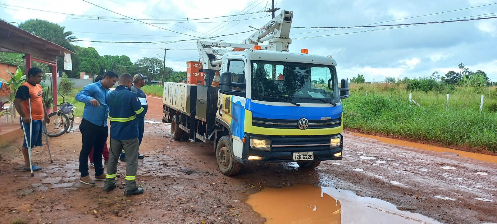 EDWILSON NEGREIROS: Prefeitura faz troca de lâmpadas e relés na zona Leste a pedido de vereador