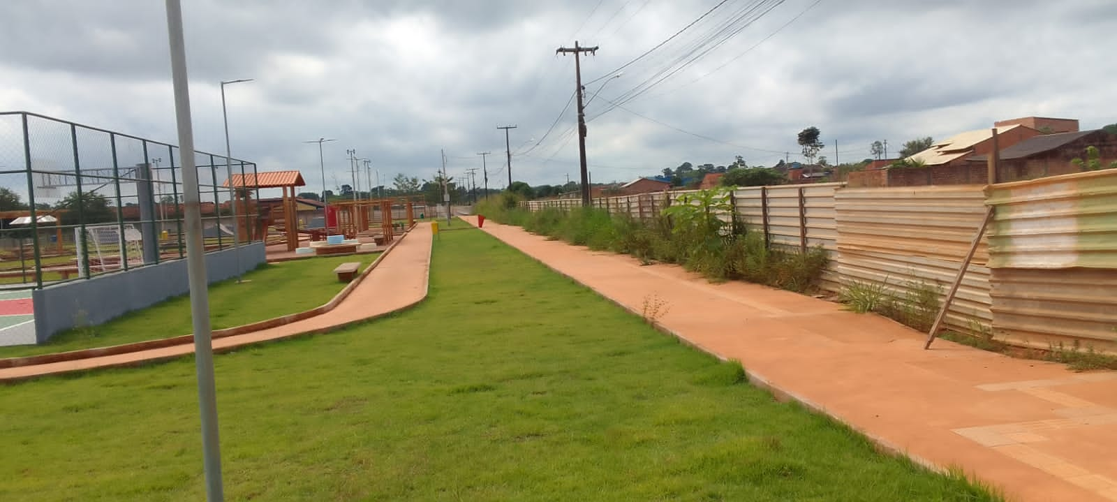 EDWILSON NEGREIROS: Prefeitura faz serviço de limpeza e roçagem no Mariana a pedido de vereador