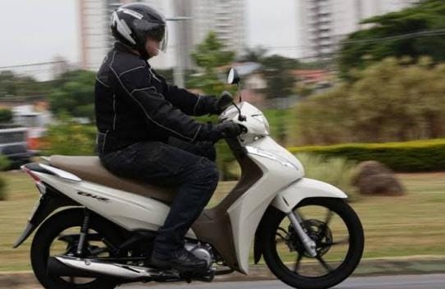 SEGUNDA VEZ: Criminoso em moto Biz comete ataque a tiros na frente de apartamentos