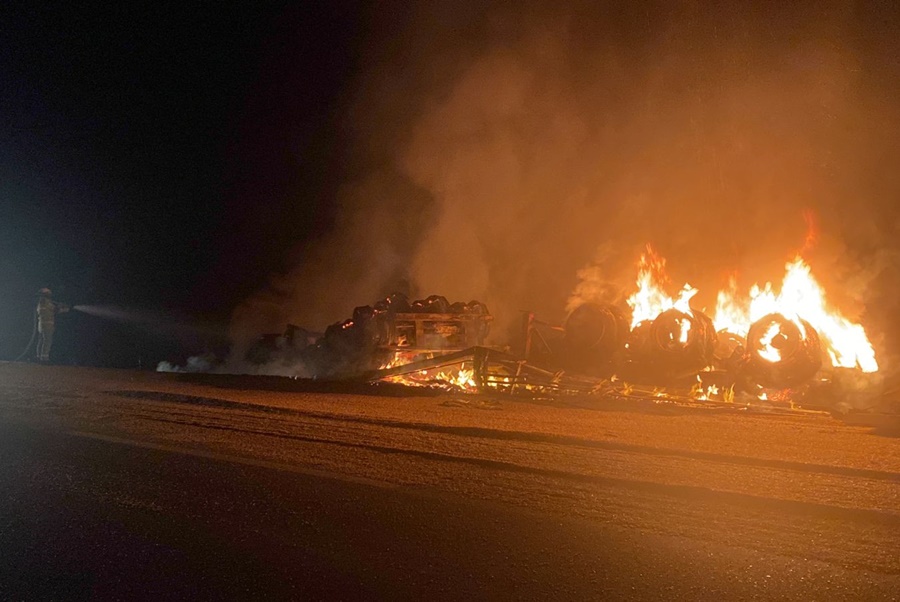 DESTRUÍDA: Carreta pega fogo após tombar na BR-364 e carga é saqueada