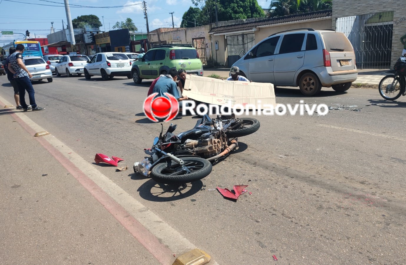 VÍDEO: Motociclista fica com grave ferimento na perna em acidente