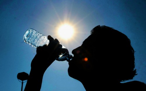 BEBA ÁGUA: Segunda-feira (17) terá sol, forte calor e muita secura em Rondônia