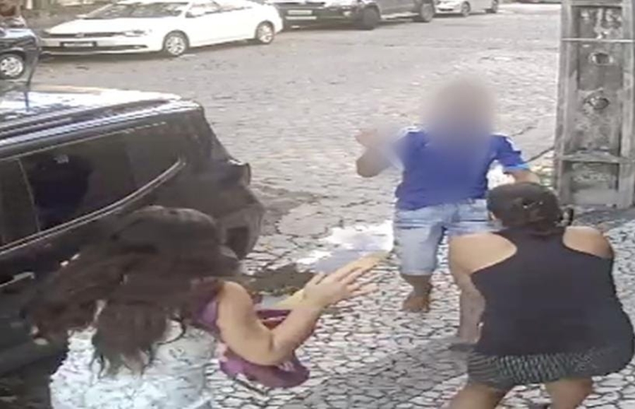 INDO TRABALHAR: Mulheres são ameaçadas e roubadas por ladrão em parada de ônibus