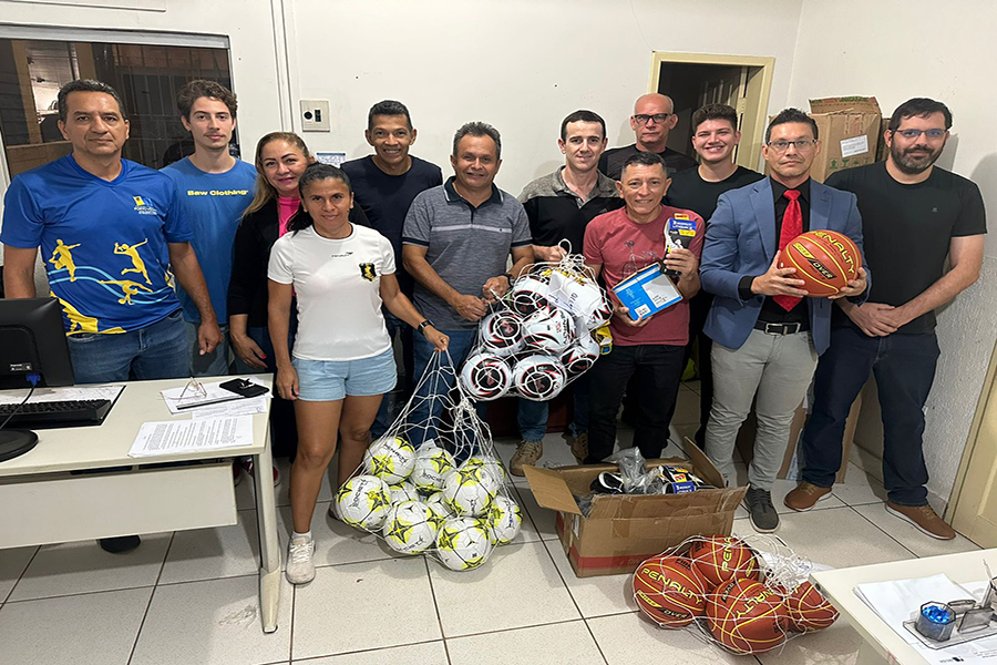 PREPARATIVOS: Semes entrega materiais esportivos para equipes que participarão do JIR