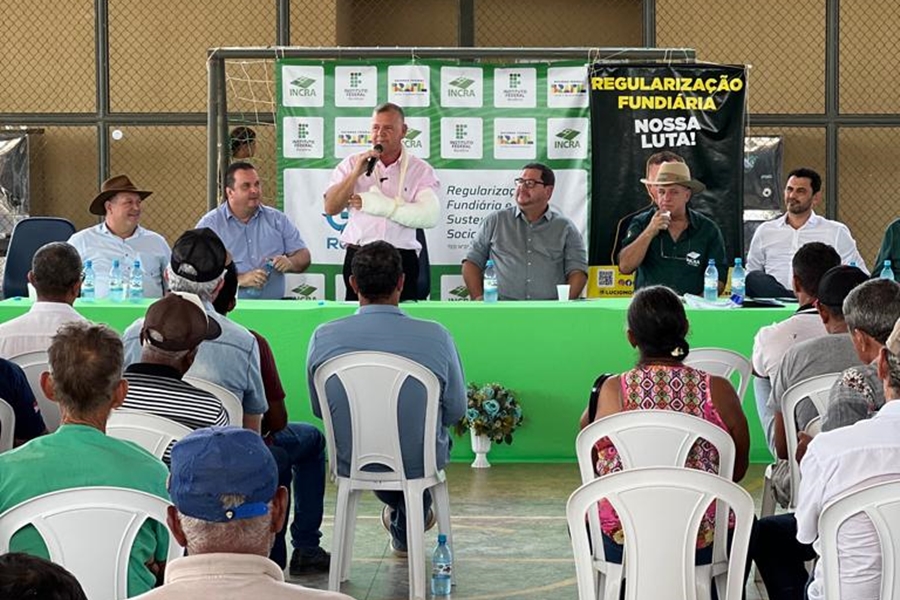 REGULARIZAÇÃO: Lúcio Mosquini e Incra entregam títulos a produtores rurais 