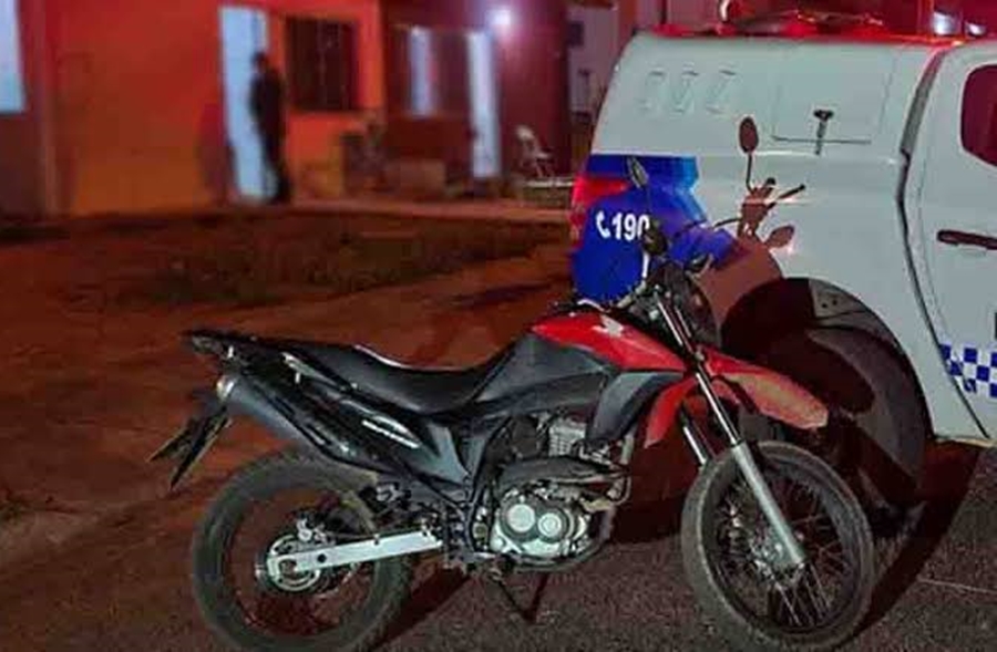 ATACADO: Moto aplicativo é assaltado por bandidos escondidos em matagal 