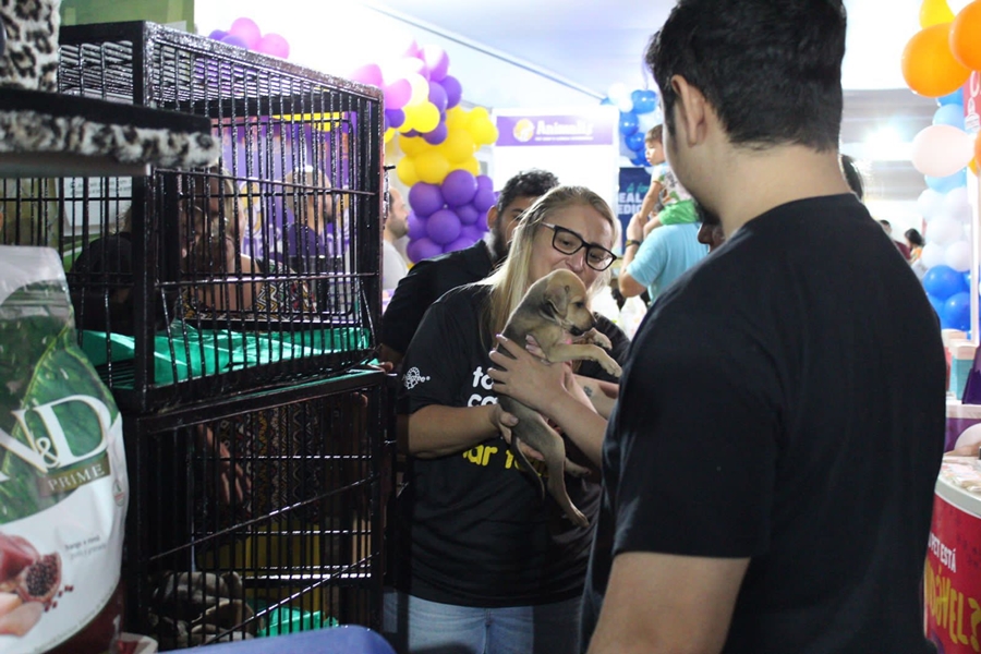 MÁRCIA SOCORRISTA: Vereadora participa da Feira Pet e destaca importância do evento