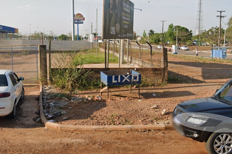 IMUNDÍCIE: Terreno em frente ao Fhemeron é dominado por sujeira