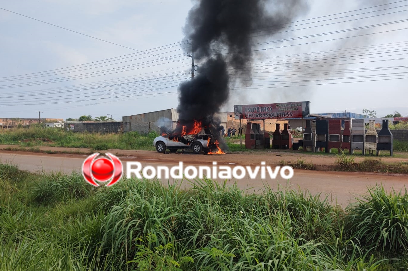 VÍDEO: Carro Rexton é destruído por incêndio na rua da Beira