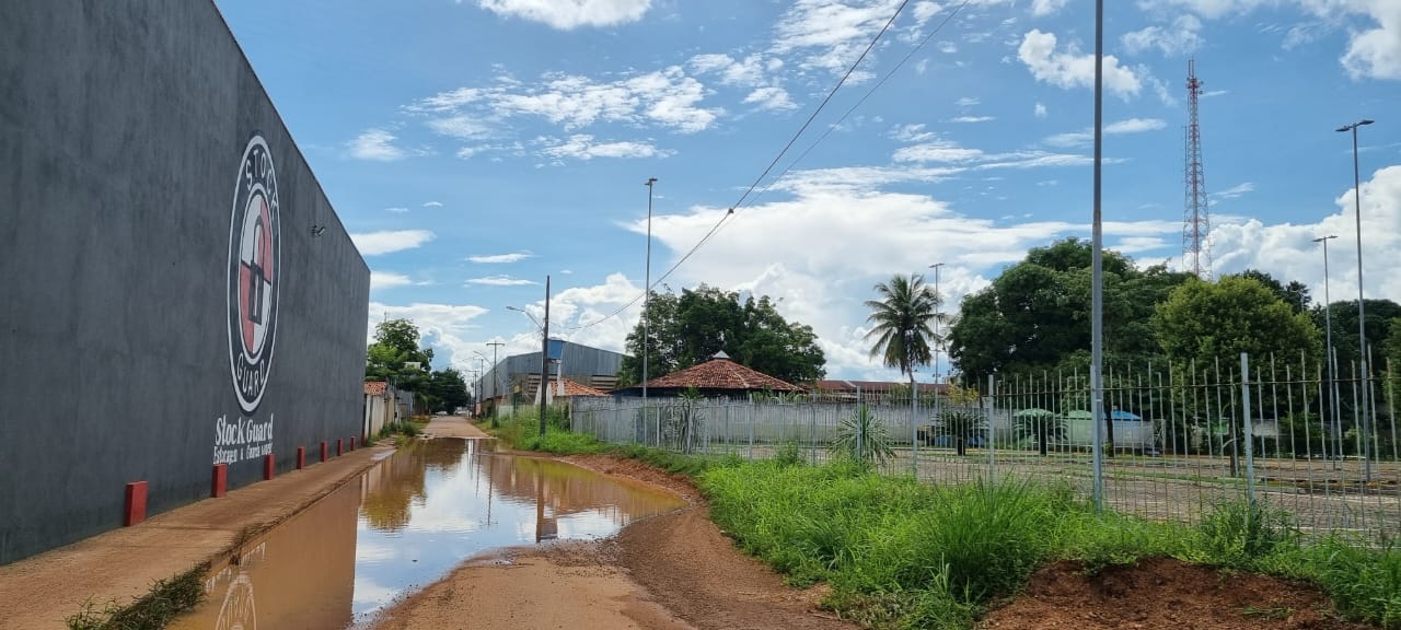 COMPLICAÇÕES: Moradores relatam difícil acesso em via na zona Norte da capital