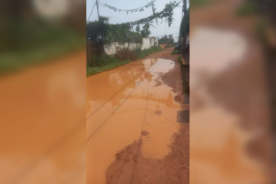 LAMAÇAL: Moradores do Castanheiras em Porto Velho sofrem com rua alagada