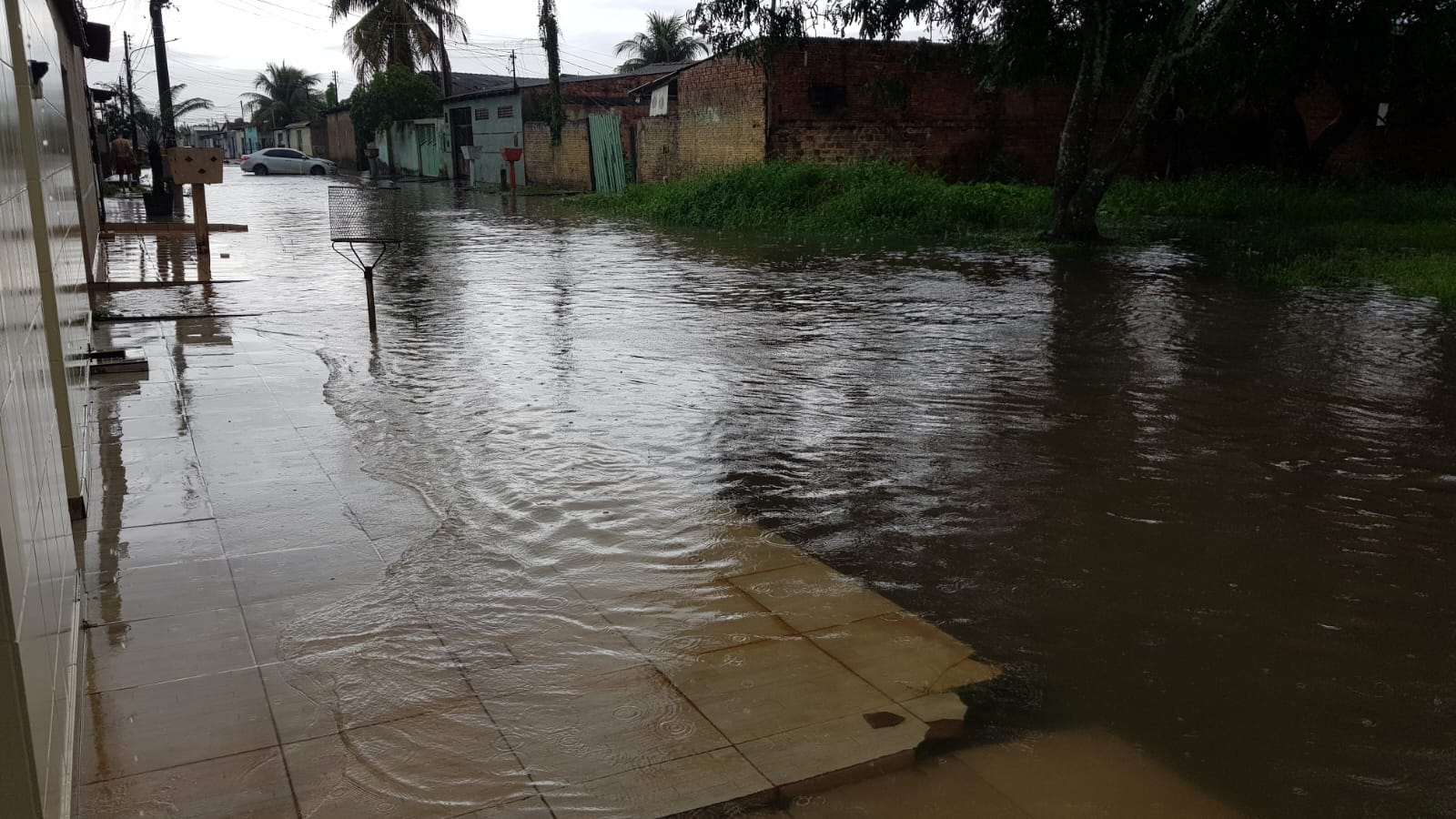 PROVIDÊNCIAS: Moradores sofrem com alagações e transtornos em rua da capital