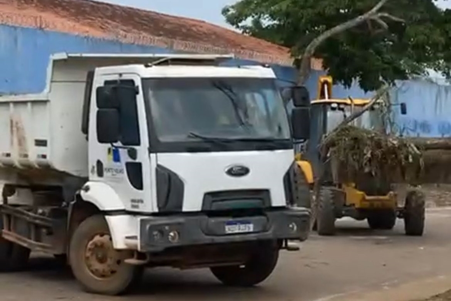 MARCELO REIS: Semusb atende pedido de vereador e realiza limpeza na rua Sapoti