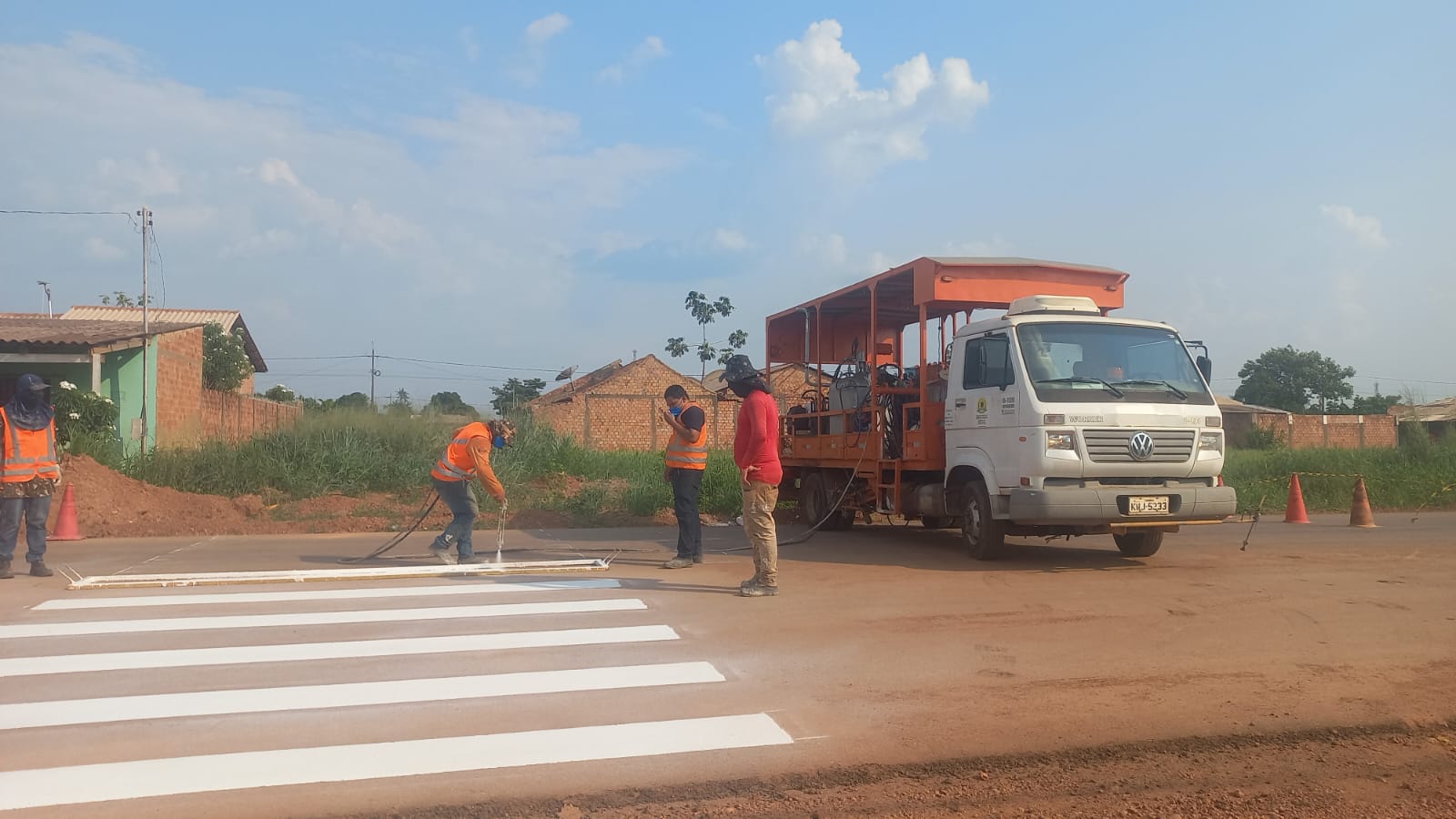 EDWILSON NEGREIROS: Após pedido de vereador prefeitura instala faixa de pedestres em área escolar