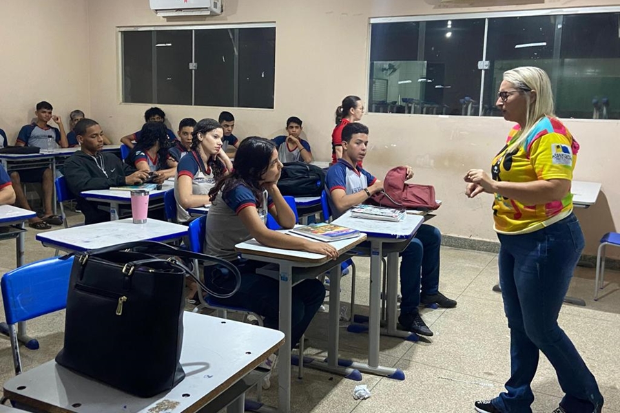 MÁRCIA SOCORRISTA: Vereadora ministra palestra sobre bem estar animal em escola na zona leste