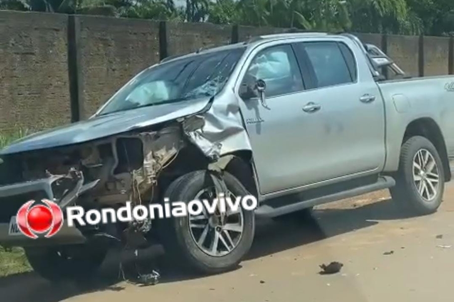 FRATURA EXPOSTA: Motociclista fica em estado grave ao bater de frente com Hilux