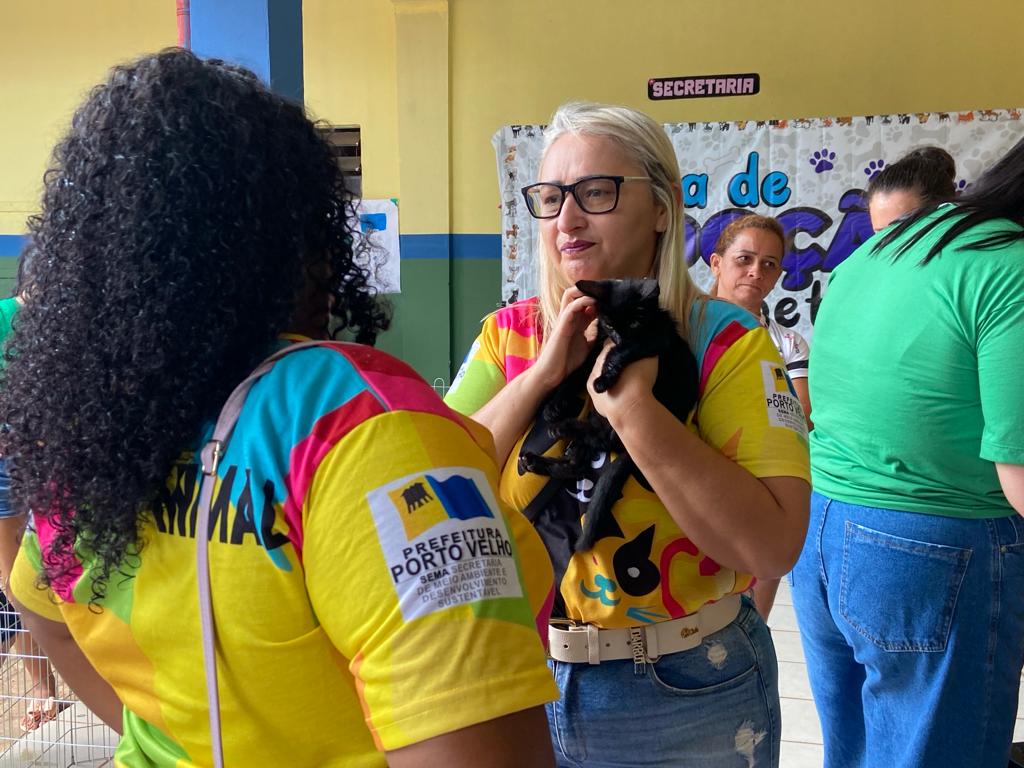 MÁRCIA SOCORRISTA: Vereadora marca presença na feira de adoção promovida pela Sema