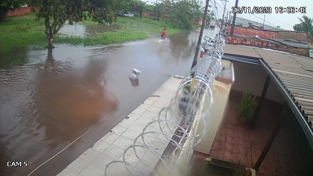 NÃO RESOLVEU: Moradores seguem sofrendo com alagações e transtornos em rua da capital