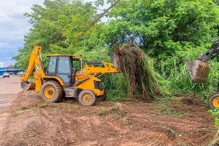 SERVIÇO: Prefeitura realiza limpeza e manutenção em diversos pontos de Porto Velho