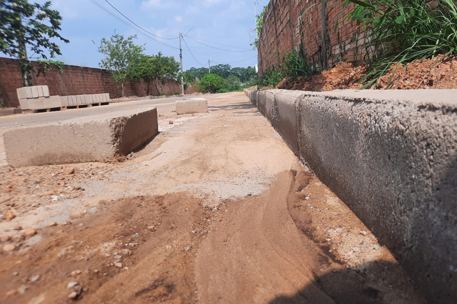 JÚNIOR QUEIROZ: Pedido é atendido pela SEMOB  e bairro Nova Esperança recebe meio fio e sarjeta