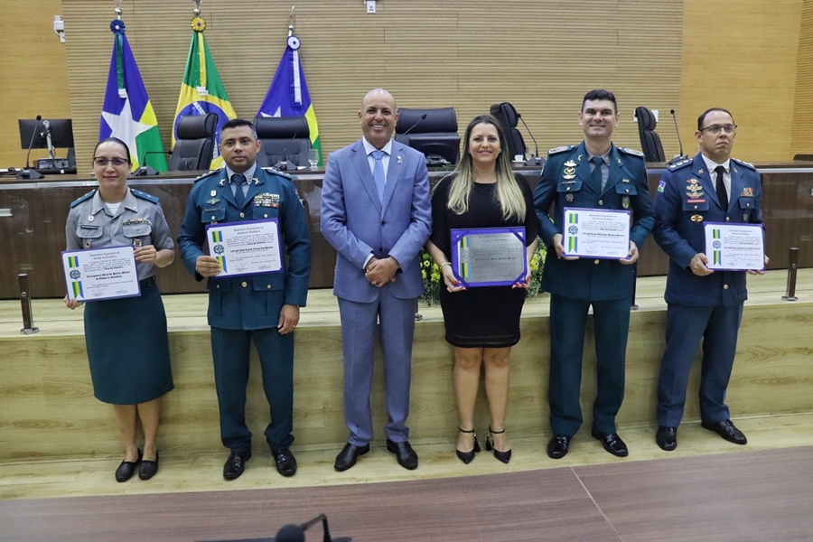 ISMAEL CRISPIN: Deputado concede título de cidadã rondoniense à secretária de Educação