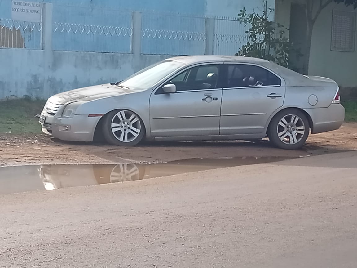 PROCURA-SE O DONO: Carro abandonado causa preocupação entre moradores no bairro Areia Branca