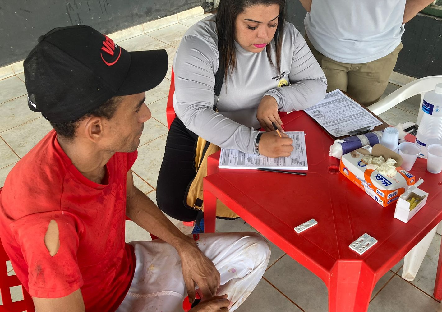 PREVENÇÃO: Semusa leva serviços de combate à malária para moradores do bairro Areia Branca