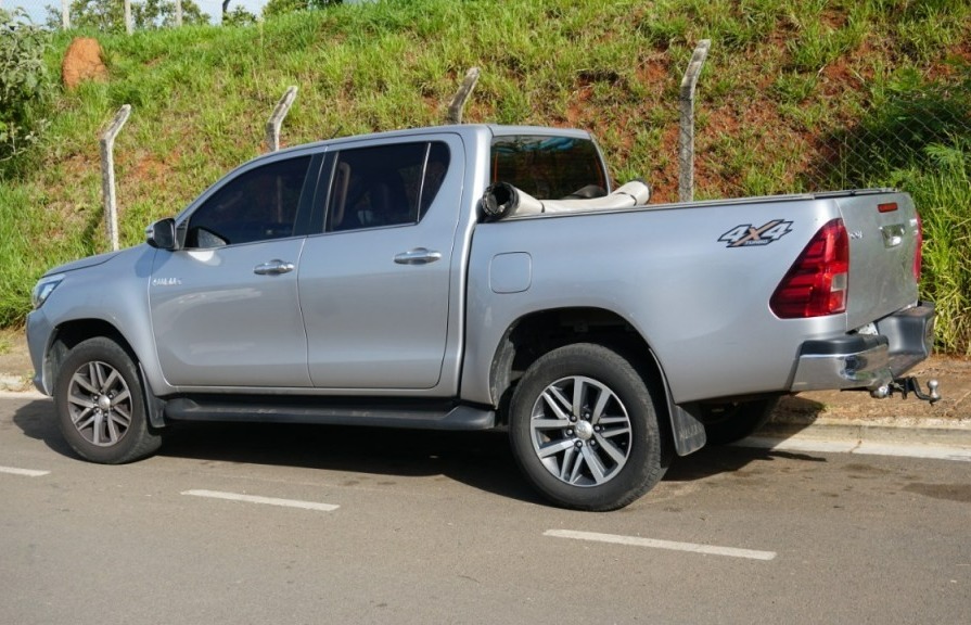 NA AMAZONAS: Trio invade loja de agropecuária, rouba dinheiro, celulares e Hilux 