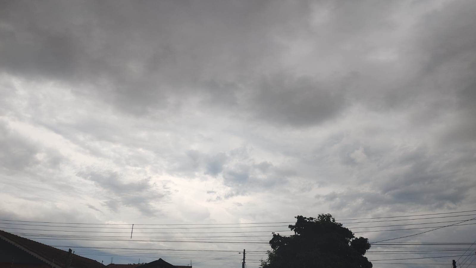VARIAÇÕES: Sextou com céu nublado e temporais em RO, inclusive em Nova União