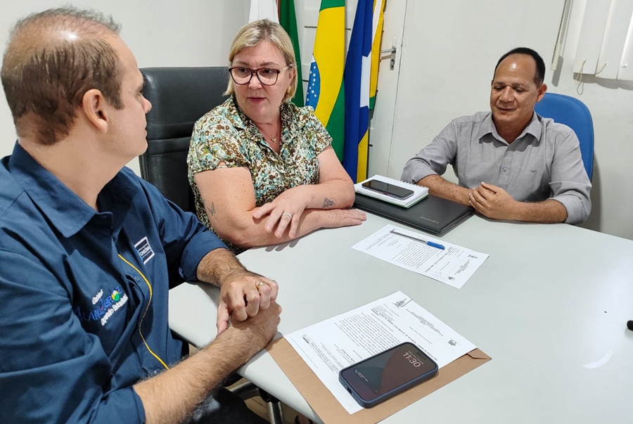 ALAN QUEIROZ: Deputado entrega van adaptada para transporte de pacientes em Guajará-Mirim