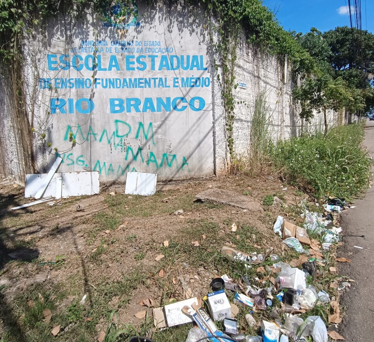 PEDIDO DE PROVIDÊNCIA: Moradores denunciam acumulo de lixo nos entornos da Escola Rio Branco