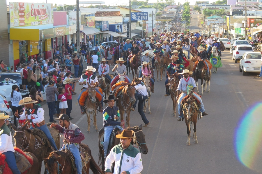 EXPOCOL 2024: Cavalgada de abertura leva multidão às ruas de Colorado do Oeste