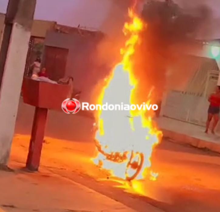 INCÊNDIO: Motocicleta é destruída após pegar fogo no meio da rua em Porto Velho 