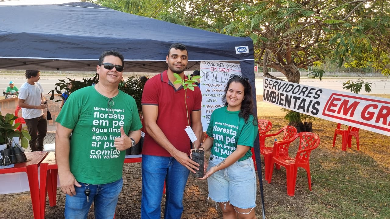 MEIO AMBIENTE: Grevistas do Ibama e ICMBio distribuem de mudas para população