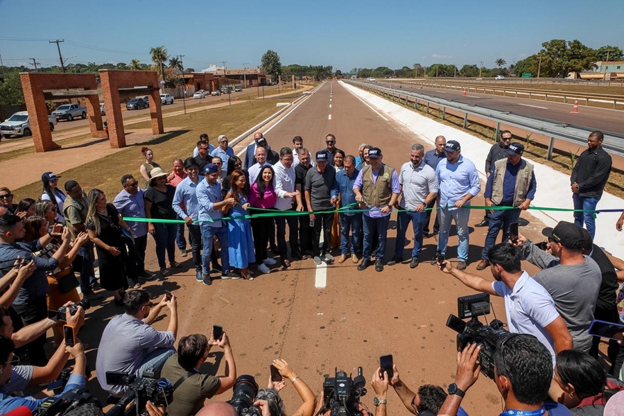 ITAPUÃ DO OESTE: Cristiane Lopes participa da solenidade de entrega das obras de revitalização