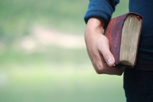 APÓS O CULTO: Criminosos roubam jovens que saíram da igreja e levam até bíblia e sapato