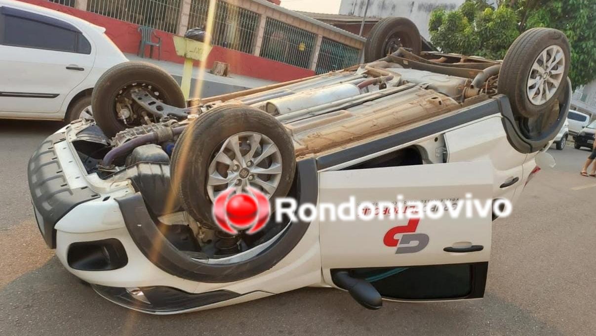 NO CENTRO: Carro de cervejaria capota após bater em veículo estacionado